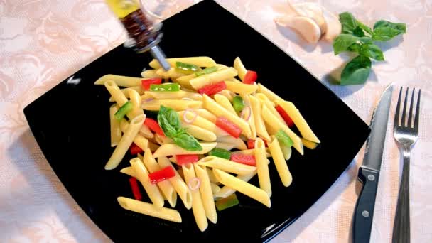Pasta with peppers and olive oil — Stock Video