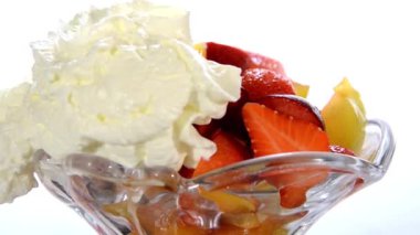 Sałatka z owocami i bitą śmietaną