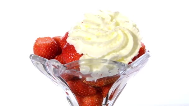 El postre: las fresas con la crema batida — Vídeos de Stock