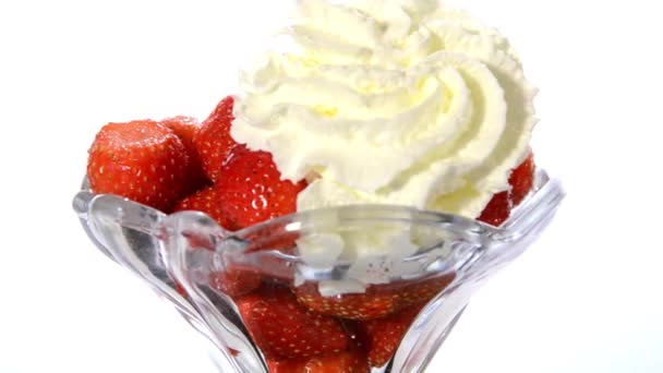 Een dessert: aardbeien met slagroom — Stockvideo