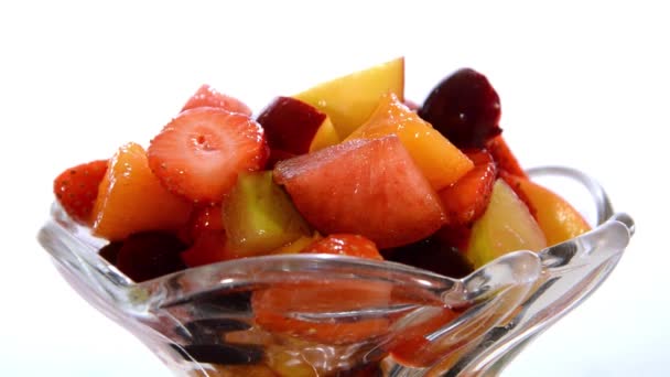 Ensalada de frutas y crema batida — Vídeos de Stock