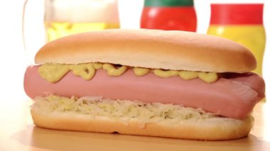 Hotdog, hardal, ketçap ve bira