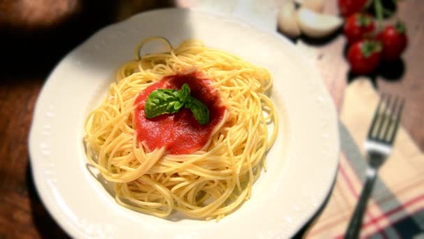 Spaghetti mit Tomatensauce und Olivenöl — Stockvideo