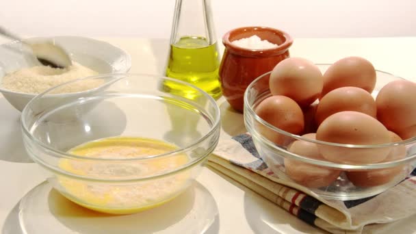 Ovos frescos para o pequeno-almoço — Vídeo de Stock