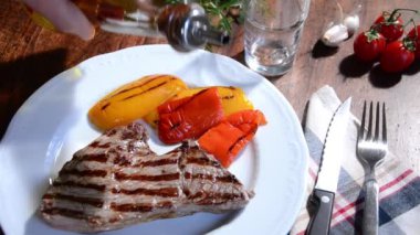 ızgara biftek zeytinyağı dökülür