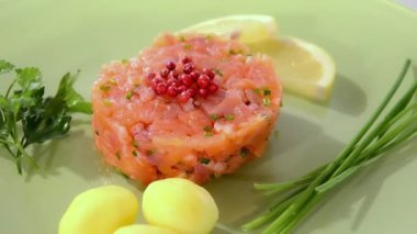 patates, chives ve maydanoz ile Somon tartar