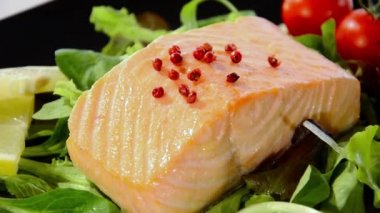 marul ve domates ile haşlanmış somon