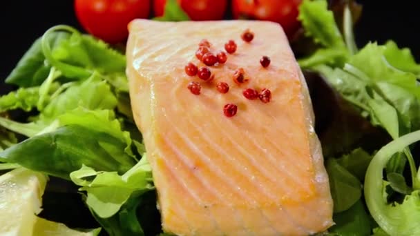 Steamed salmon with lettuce and tomatoes