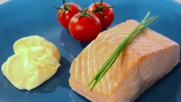 Steamed salmon with mayonnaise and tomatoes — Stock Video