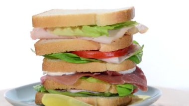 uzun boylu sandviç salam, tavuk, peynir ve domates ile