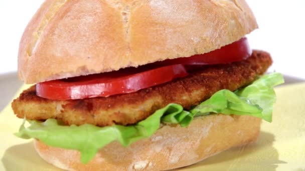 Hähnchenschnitzel und Tomaten-Sandwich — Stockvideo