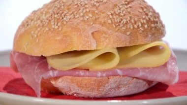 susam tohumu ekmek jambon ve peynir ile