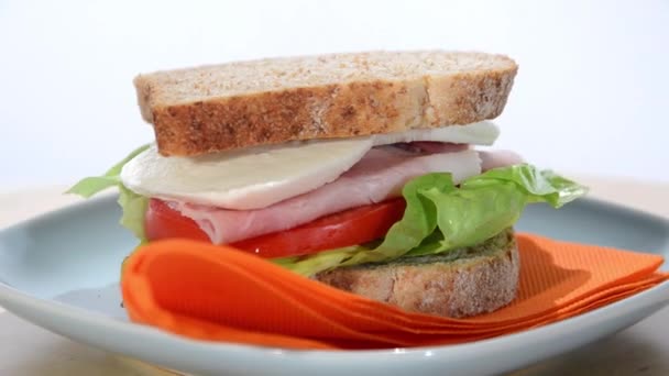 Σάντουιτς ζαμπόν, τυρί και ντομάτα — Αρχείο Βίντεο