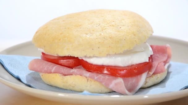 Sandwich with ham, mozzarella and tomato — Stock Video