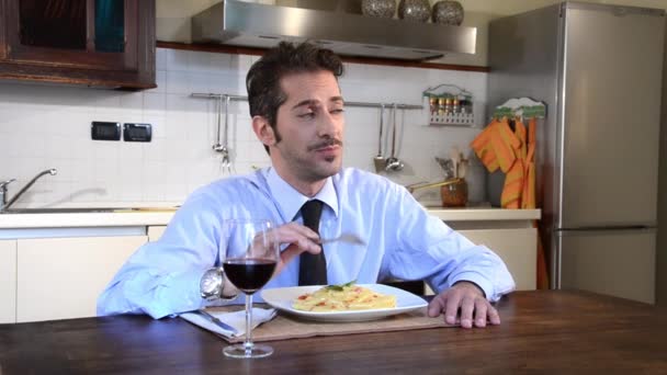 Hombre de negocios soltero comiendo pasta — Vídeos de Stock