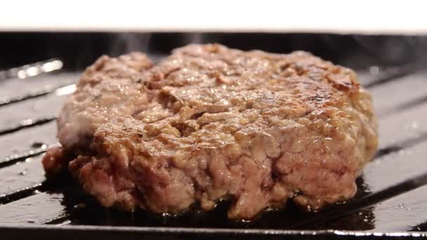 Hamburger koken op overdekt grill — Stockvideo