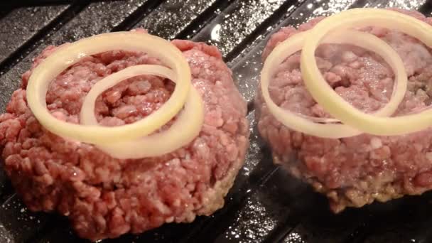 Hamburger che cucinano sulla griglia interna — Video Stock