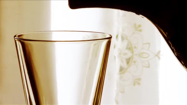 Odlewania w szklance wody słodkiej — Wideo stockowe