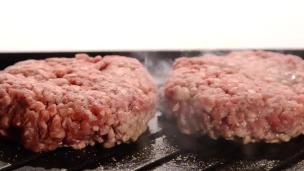 Hambúrgueres cozinhar em churrasqueira interior — Vídeo de Stock