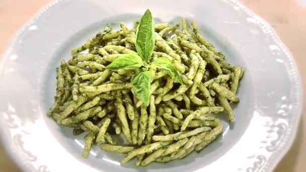 Comida italiana, macarrão e pesto — Vídeo de Stock