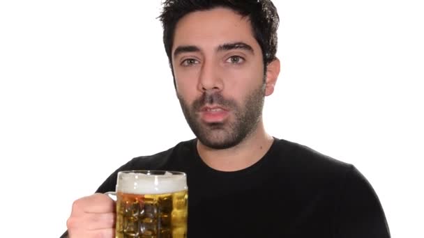 Молодой человек пьет пиво — стоковое видео