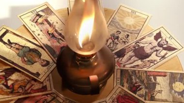 döndürme ve yağ lambası eski tarot kartları