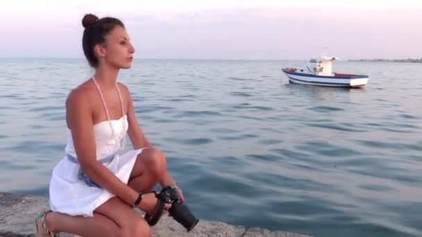 Buena chica tomando una fotografía con su cámara — Vídeos de Stock