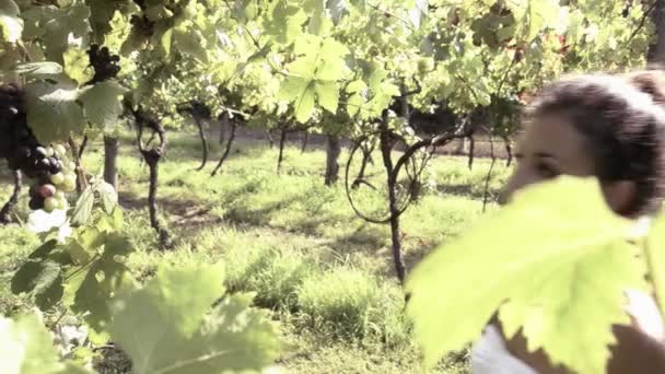 Девушка с кучей винограда — стоковое видео