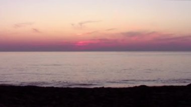 gün batımında sahilde koşu genç bir kadın