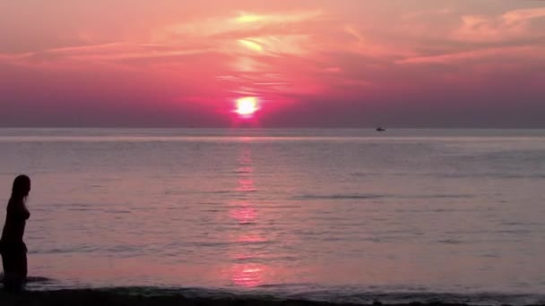 Dvě ženy, chůze po letní pláž při západu slunce — Stock video
