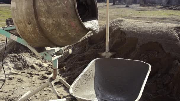 Cement mixer en kruiwagen — Stockvideo