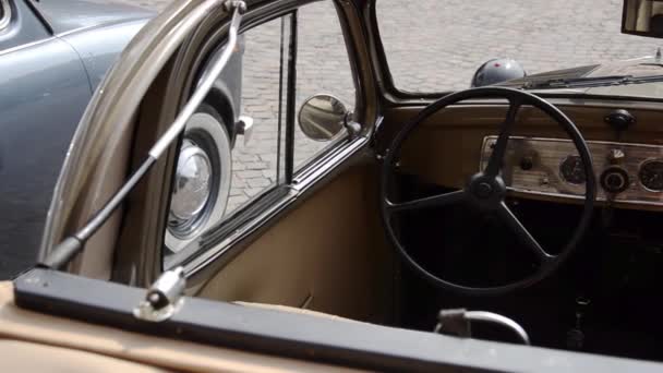 Une voiture classique — Video