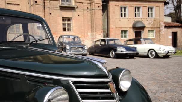 Coches de época y edificio antiguo — Vídeos de Stock