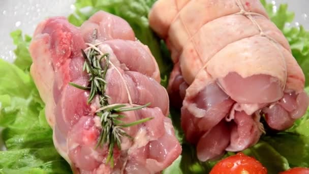 Involtini di pollo crudo con lattuga e pomodori — Video Stock