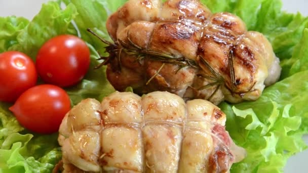 Gekochte Hühnerbrötchen mit Salat und Tomaten — Stockvideo