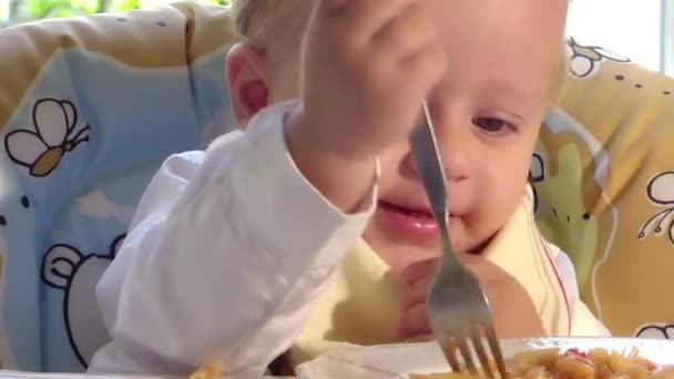 Lustiges Baby isst Pasta — Stockvideo