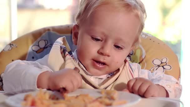 Bebé divertido comiendo pasta — Vídeo de stock