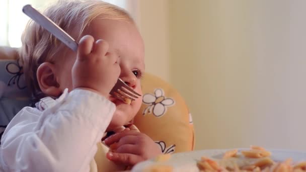 Bebé divertido comiendo pasta — Vídeos de Stock