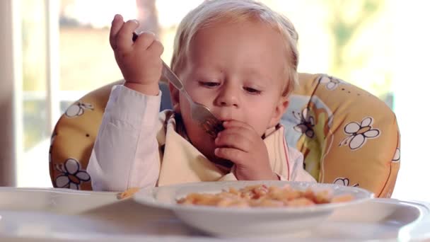 Bebé divertido comiendo pasta — Vídeos de Stock