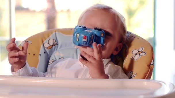 Un niño y su coche de juguete — Vídeos de Stock