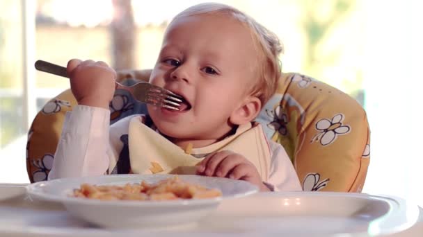 Engraçado bebê comer massa — Vídeo de Stock