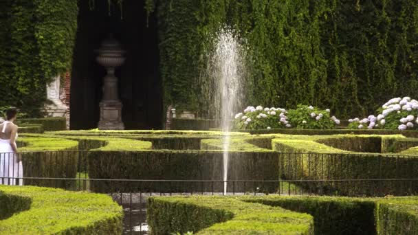 Giovane signora in un meraviglioso giardino — Video Stock