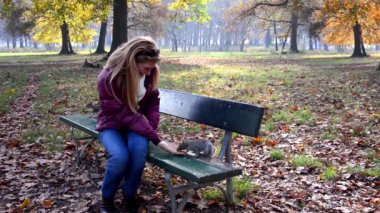 Sincap bir parkta besleyen kadın