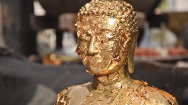 Buda heykeli altın yaprakları ile
