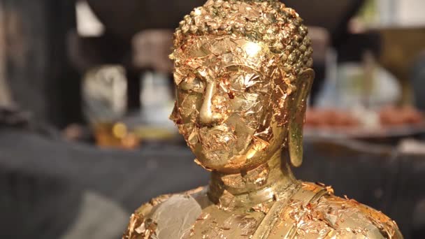 Buda heykeli altın yaprakları ile — Stok video