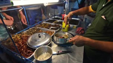 insecten als een delicatesse eten in thailand