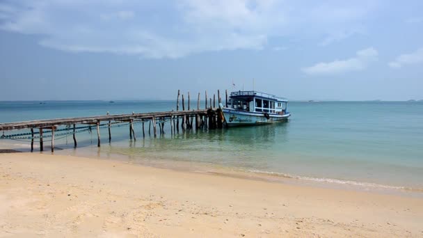 Un pequeño muelle — Vídeos de Stock