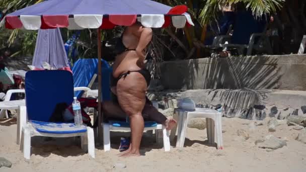 Överviktig kvinna på stranden — Stockvideo