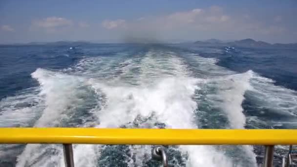 Viajar de barco de balsa — Vídeo de Stock