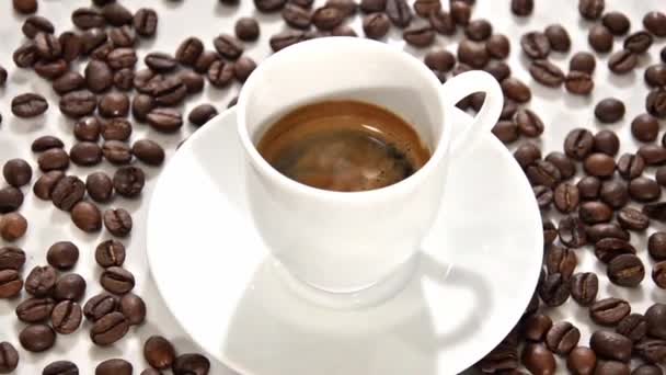 Espresso und Kaffeebohnen — Stockvideo